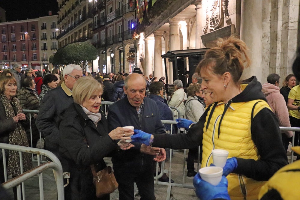 El Carnaval de Burgos ha comenzado con el pregón de la presidenta de BurgoSalsón, Romina Ventin, que ha animado a los burgaleses a sacar «el niño que lleváis dentro»