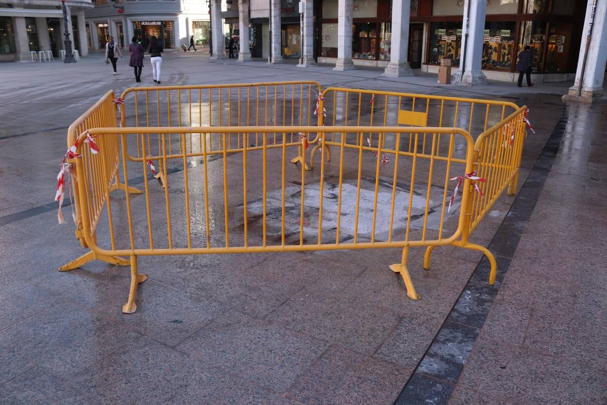 La hoguera de Las Marzas provoca daños en varias de las baldosas recién instaladas en la Plaza Mayor.