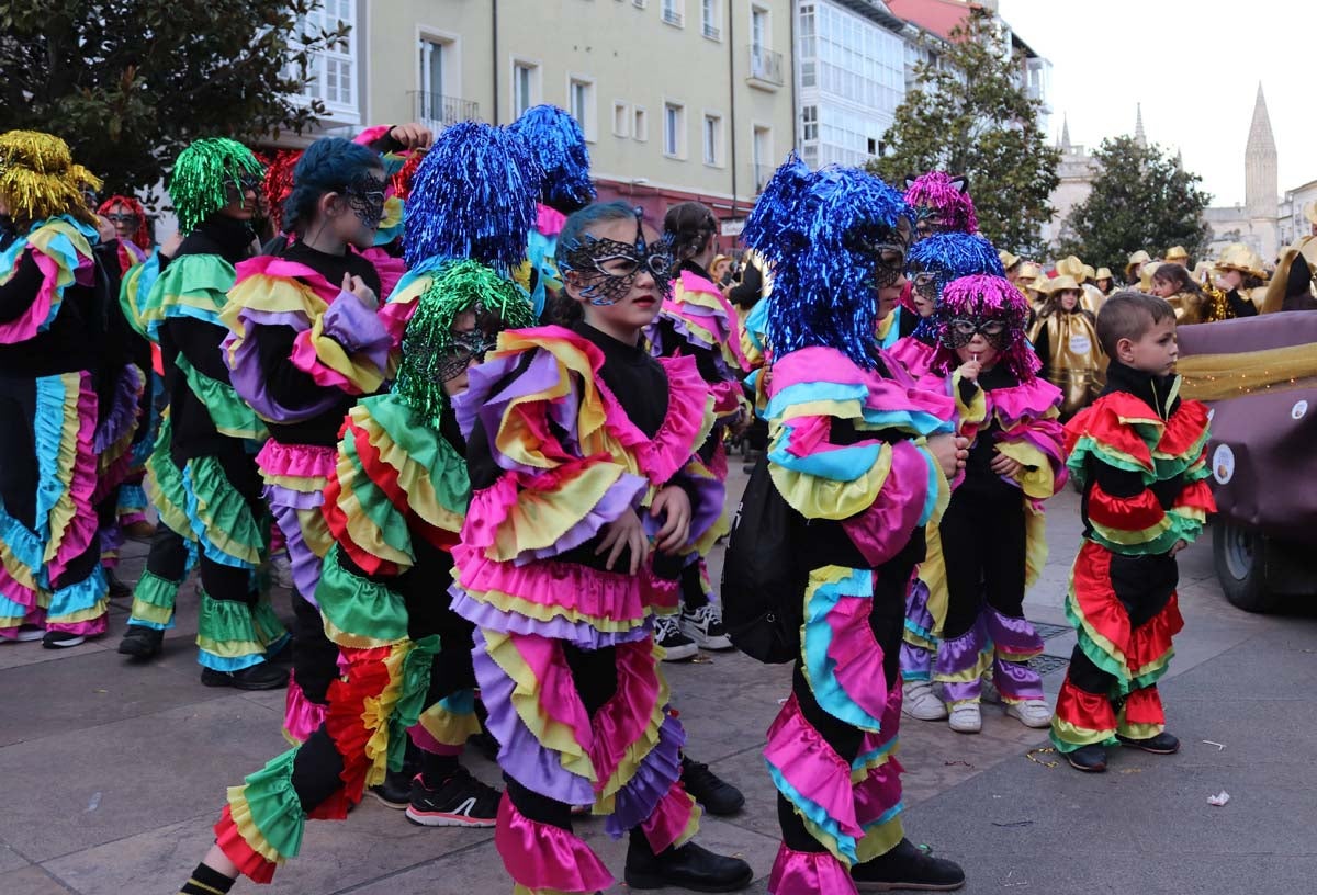 Miles de burgaleses disfrutan del Carnaval por las calles de la ciudad.