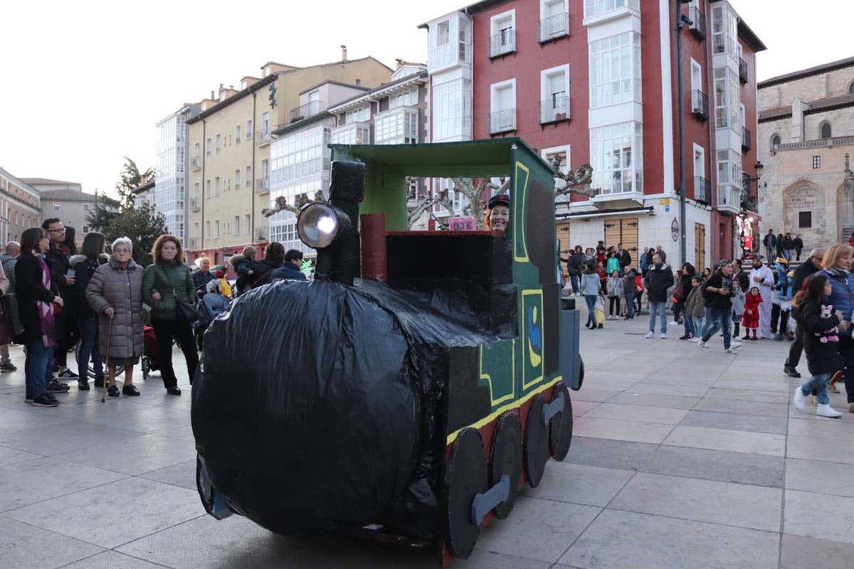 Miles de burgaleses disfrutan del Carnaval por las calles de la ciudad.