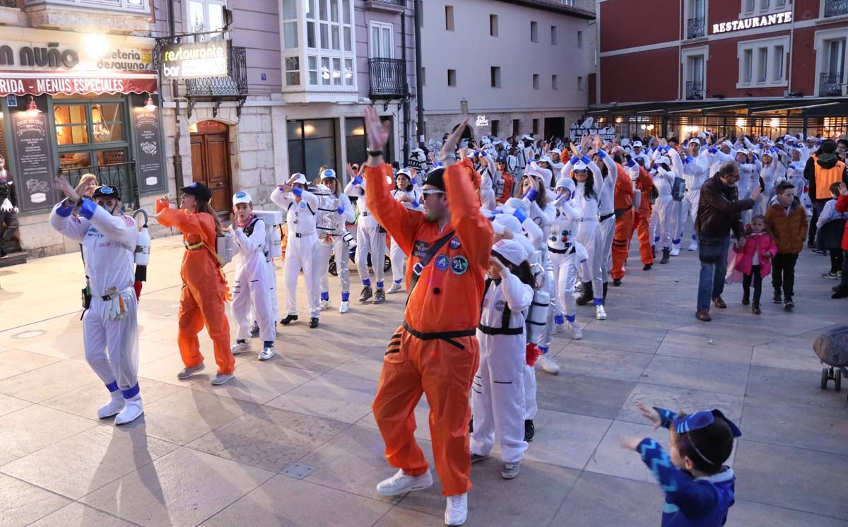 Miles de burgaleses disfrutan del Carnaval por las calles de la ciudad.