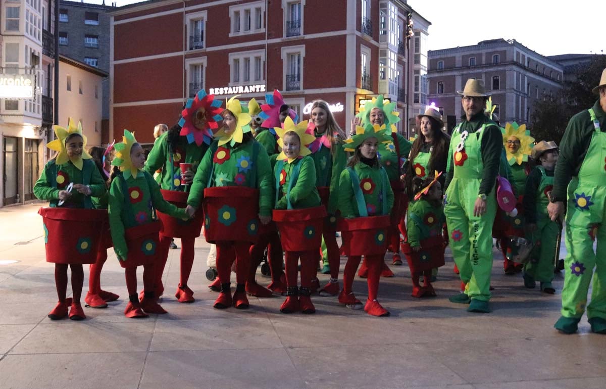 Miles de burgaleses disfrutan del Carnaval por las calles de la ciudad.