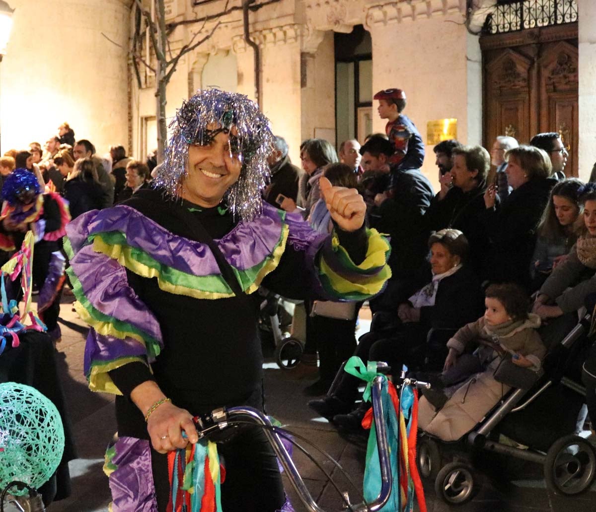 Miles de burgaleses disfrutan del Carnaval por las calles de la ciudad.