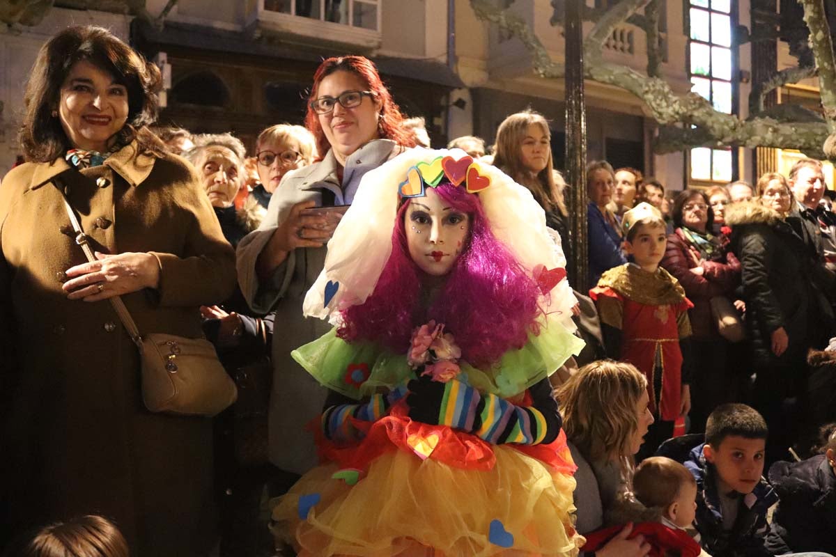 Miles de burgaleses disfrutan del Carnaval por las calles de la ciudad.