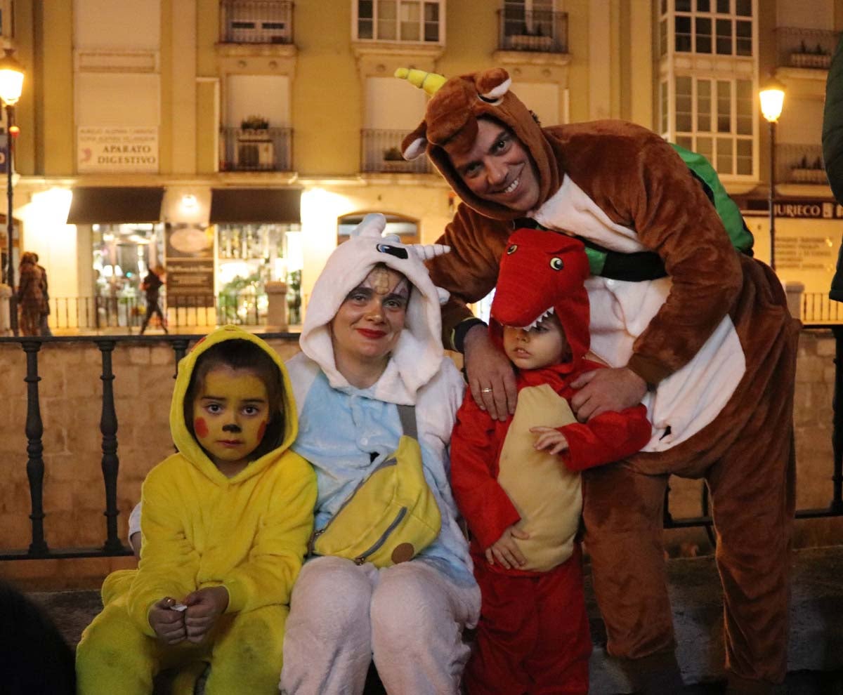 Miles de burgaleses disfrutan del Carnaval por las calles de la ciudad.