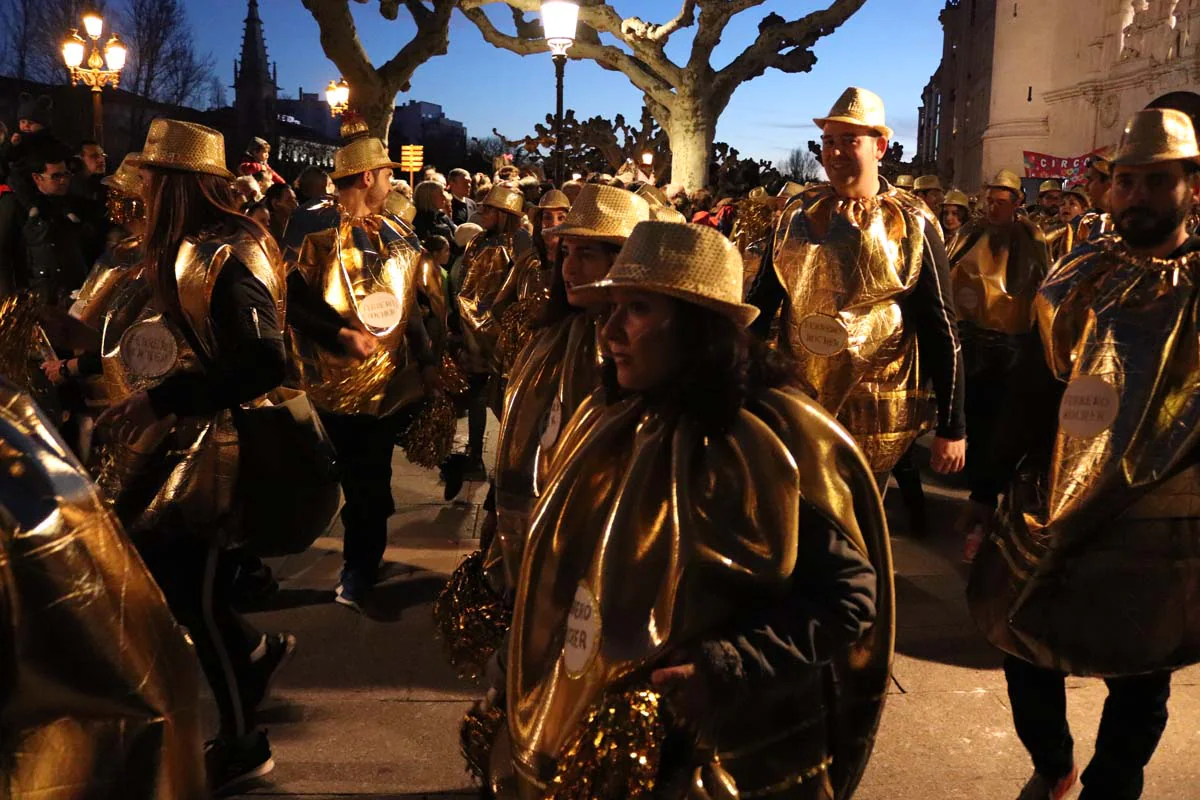 Miles de burgaleses disfrutan del Desfile de Carnaval, en el que han participado una treintena de colectivos.