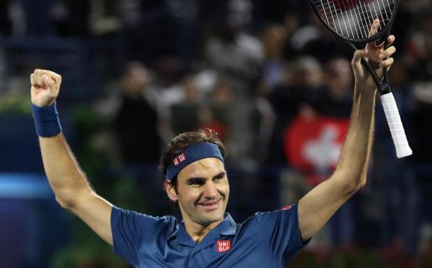 Roger Federer celebra su victoria en Dubái. 