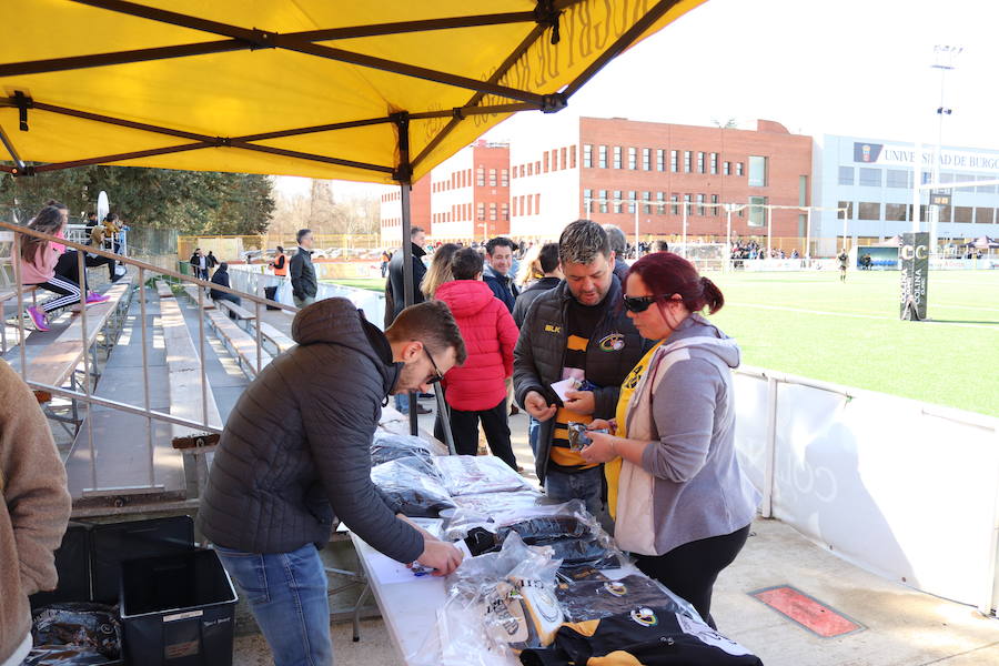 El campo de San Amaro ha registrado esta mañana una grandísima entrada con aficionados de ambos bandos, del UBU Colina Clinic y del VRAC Quesos Entrepinares de Valladolid