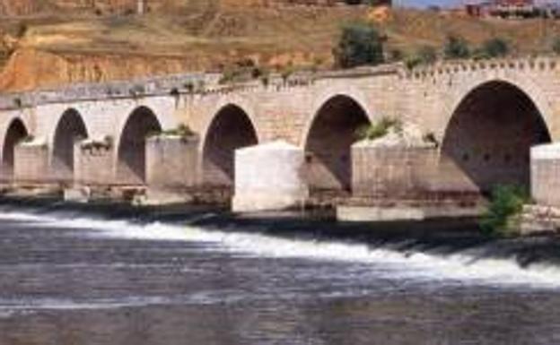 Puente mayor sobre el río Duero a su paso por la localidad zamorana de Toro.