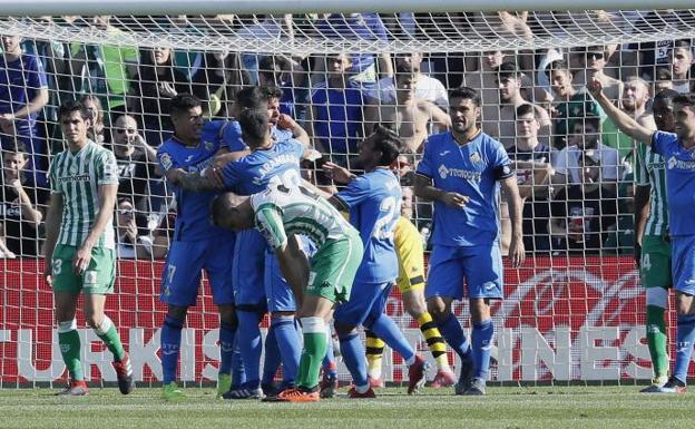 Cabrera celebra su gol ante el Betis.