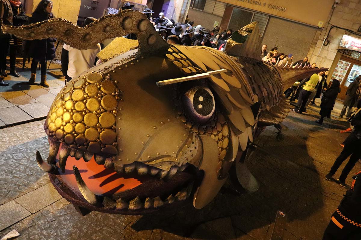 Cientos de burgaleses despiden el Carnaval con la quema de la sardina.