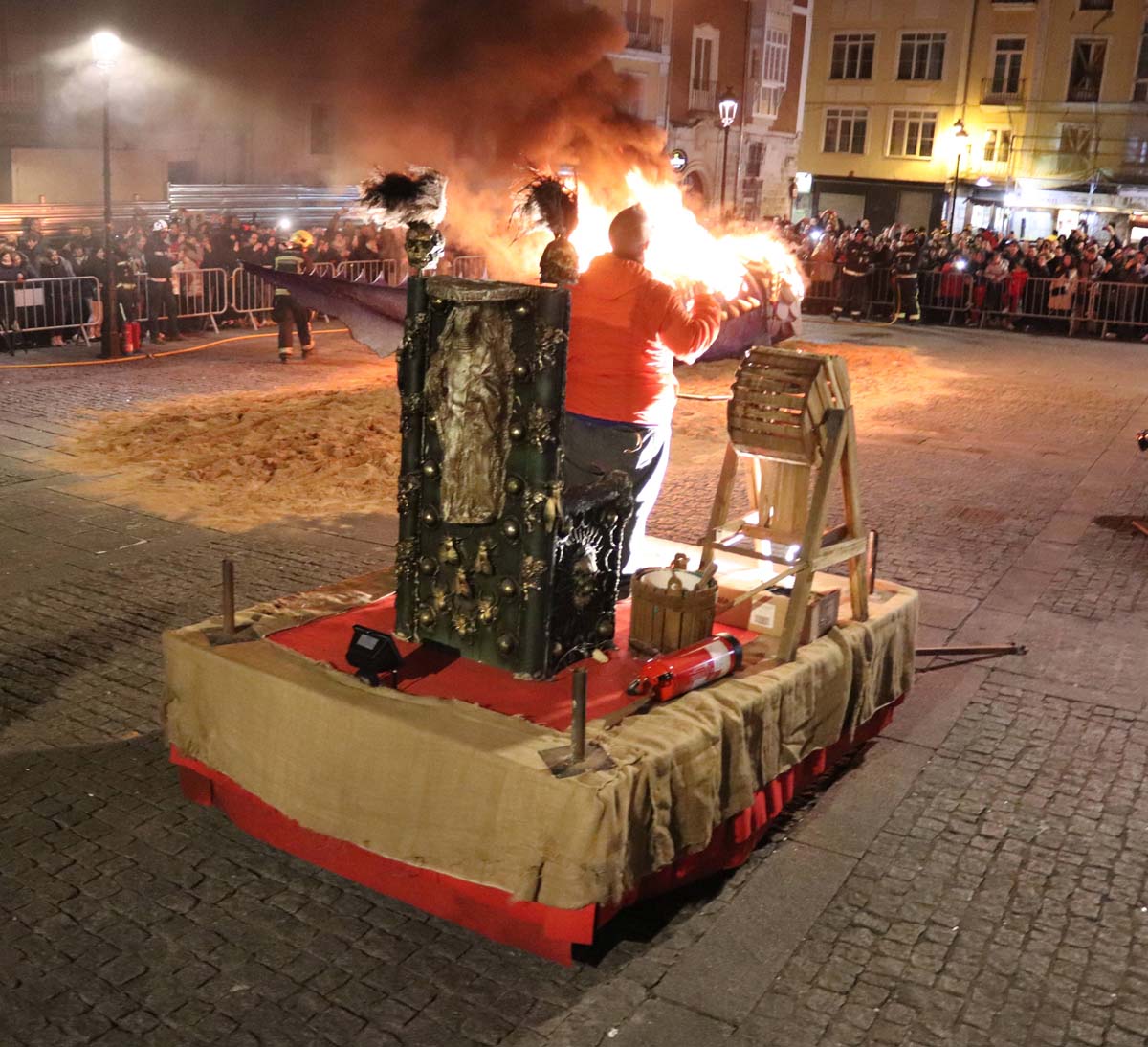 Cientos de burgaleses despiden el Carnaval con la quema de la sardina.