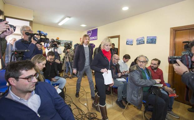 Imagen principal - La candidata de Podemos a la alcaldía de Ávila, Pilar Baeza, y el secretario general de Podemos Castilla y León, Pablo Fernández, durante la rueda de prensa ofrecida hoy en la capital abulense.