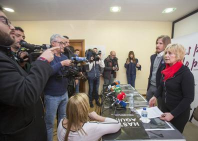 Imagen secundaria 1 - La candidata de Podemos a la alcaldía de Ávila, Pilar Baeza, y el secretario general de Podemos Castilla y León, Pablo Fernández, durante la rueda de prensa ofrecida hoy en la capital abulense.