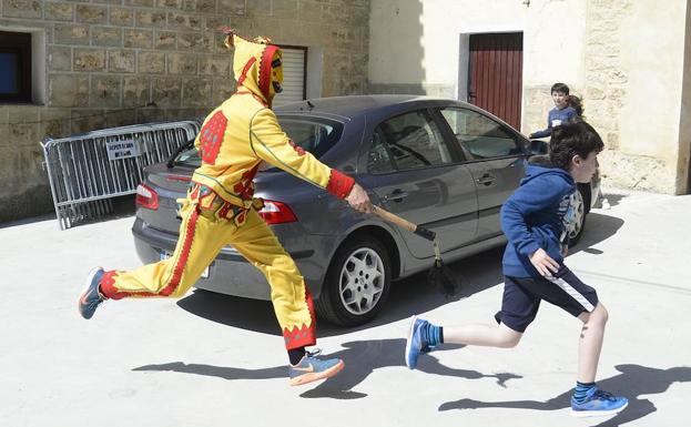 El Colacho, de amarillo, persigue a un niño.