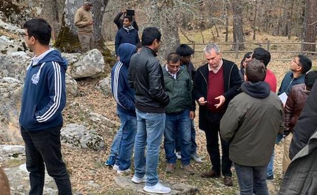 Imagen principal - Una delegación de funcionarios de la India visita Quintanar de la Sierra para aprender de su ordenación forestal