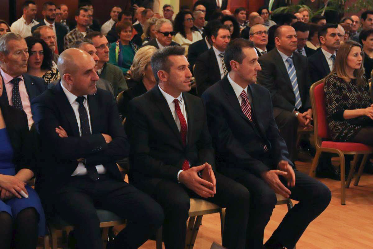 La Confederación de Asociaciones Empresariales (FAE) y Cajaviva Caja Rural se unen de nuevo para reconocer el esfuerzo de las pymes burgalesas