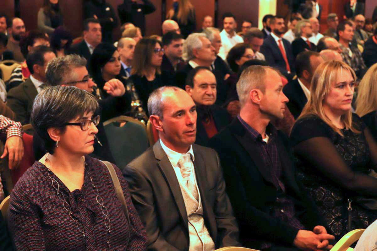 La Confederación de Asociaciones Empresariales (FAE) y Cajaviva Caja Rural se unen de nuevo para reconocer el esfuerzo de las pymes burgalesas