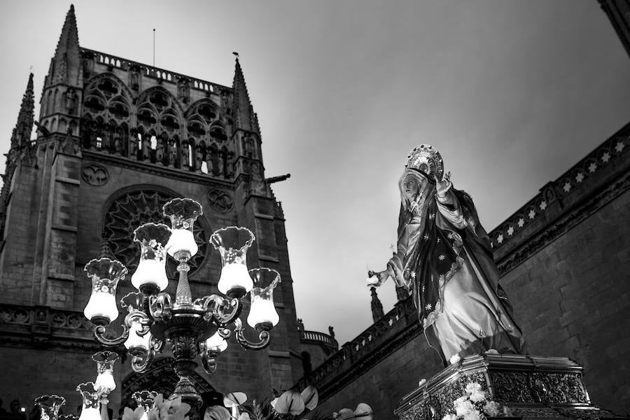 Nuestra Señora de los Dolores junto a la Catedral. La talla sale a la calle el Jueves Santo en la procesión del Encuentro.