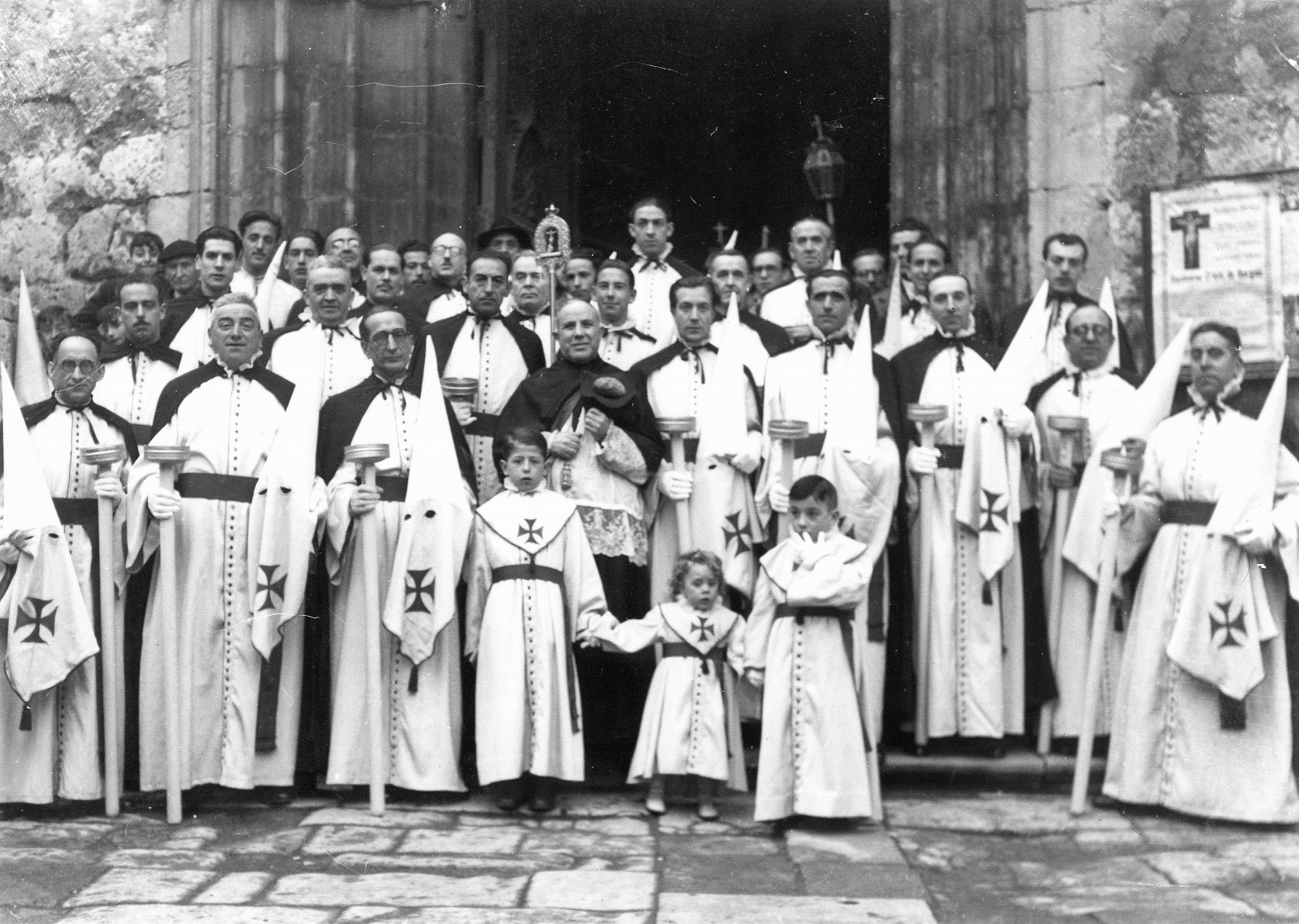 La Real Hermandad de la Sangre de Cristo de Burgos y de Nuestra Señora de los Dolores tras su refundación, en 1944.