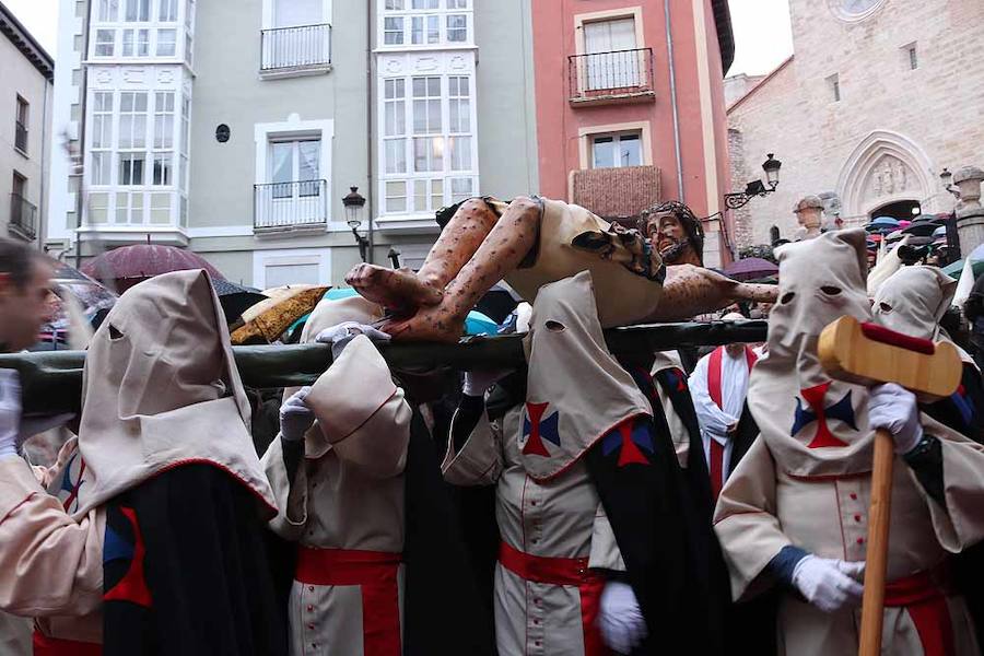 El Santisimo Cristo de Burgos durante la procesión del pasado Domingo de Ramos. La talla que desfila es una réplica de la imagen del siglo XII que llegó a Burgos en 1207 gracias a san Juan de Mata.