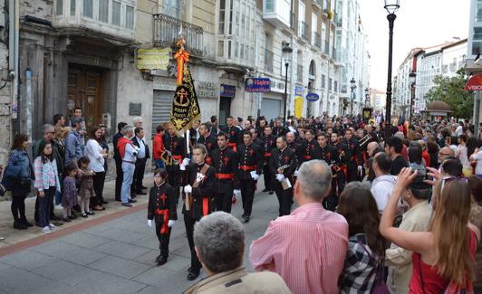 Banda de la cofradía durante un desfile de la Semana Santa de Burgos.