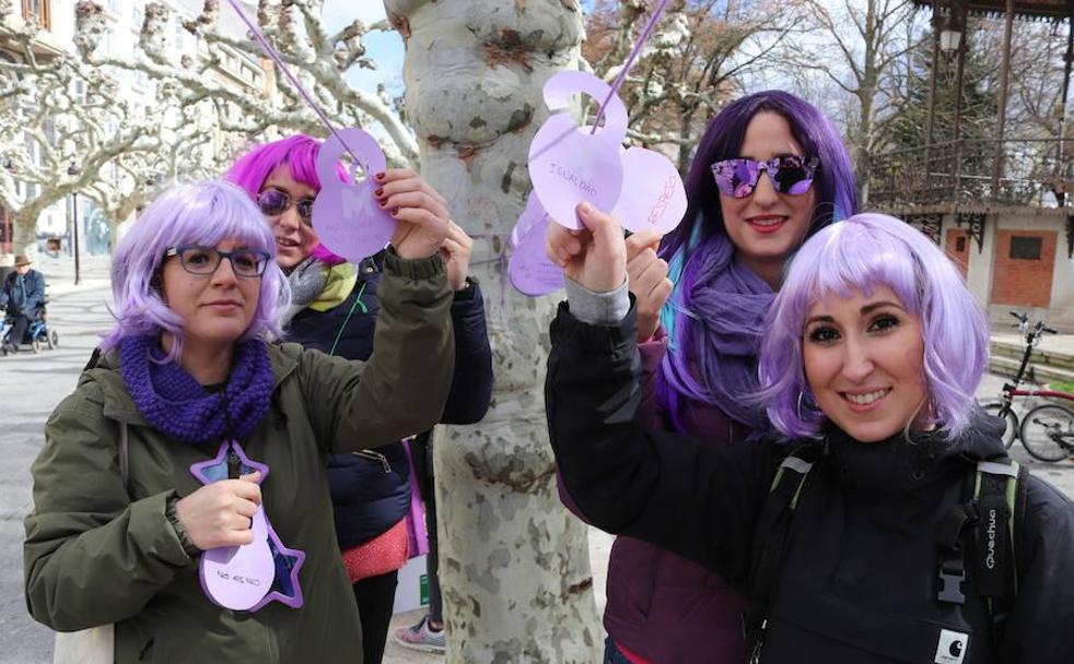 Mujeres colgando sus motivos para participar en la huelga