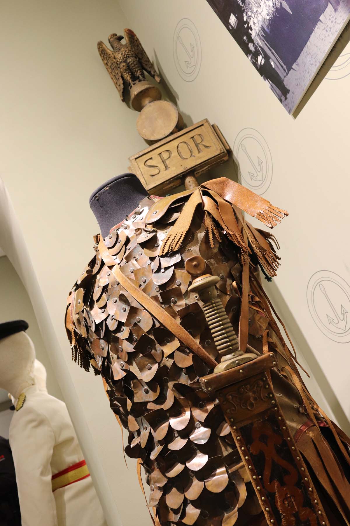 La Sala del Consulado del Mar acoge hasta el 24 de marzo una exposición conmemorativa del 75 aniversario de la refundación de las tres cofradías pasionistas de la ciudad de Burgos, la Hermandad de Nuestra Señora de la Soledad y Santiago, la Real Hermandad de la Sangre del Cristo de Burgos y Nuestra Señora de los Dolores y la Ilustre Archicofradía del Santísimo Sacramento y Jesús con la Cruz a Cuestas,