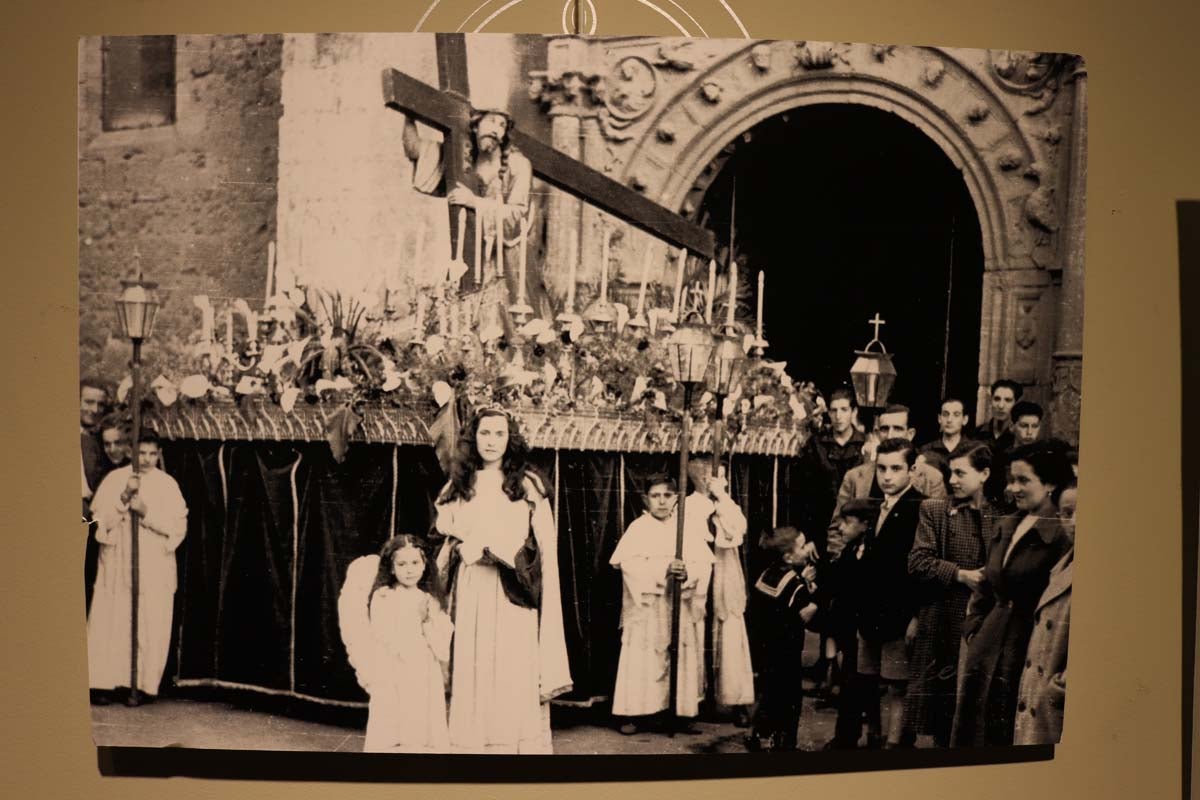 La Sala del Consulado del Mar acoge hasta el 24 de marzo una exposición conmemorativa del 75 aniversario de la refundación de las tres cofradías pasionistas de la ciudad de Burgos, la Hermandad de Nuestra Señora de la Soledad y Santiago, la Real Hermandad de la Sangre del Cristo de Burgos y Nuestra Señora de los Dolores y la Ilustre Archicofradía del Santísimo Sacramento y Jesús con la Cruz a Cuestas,