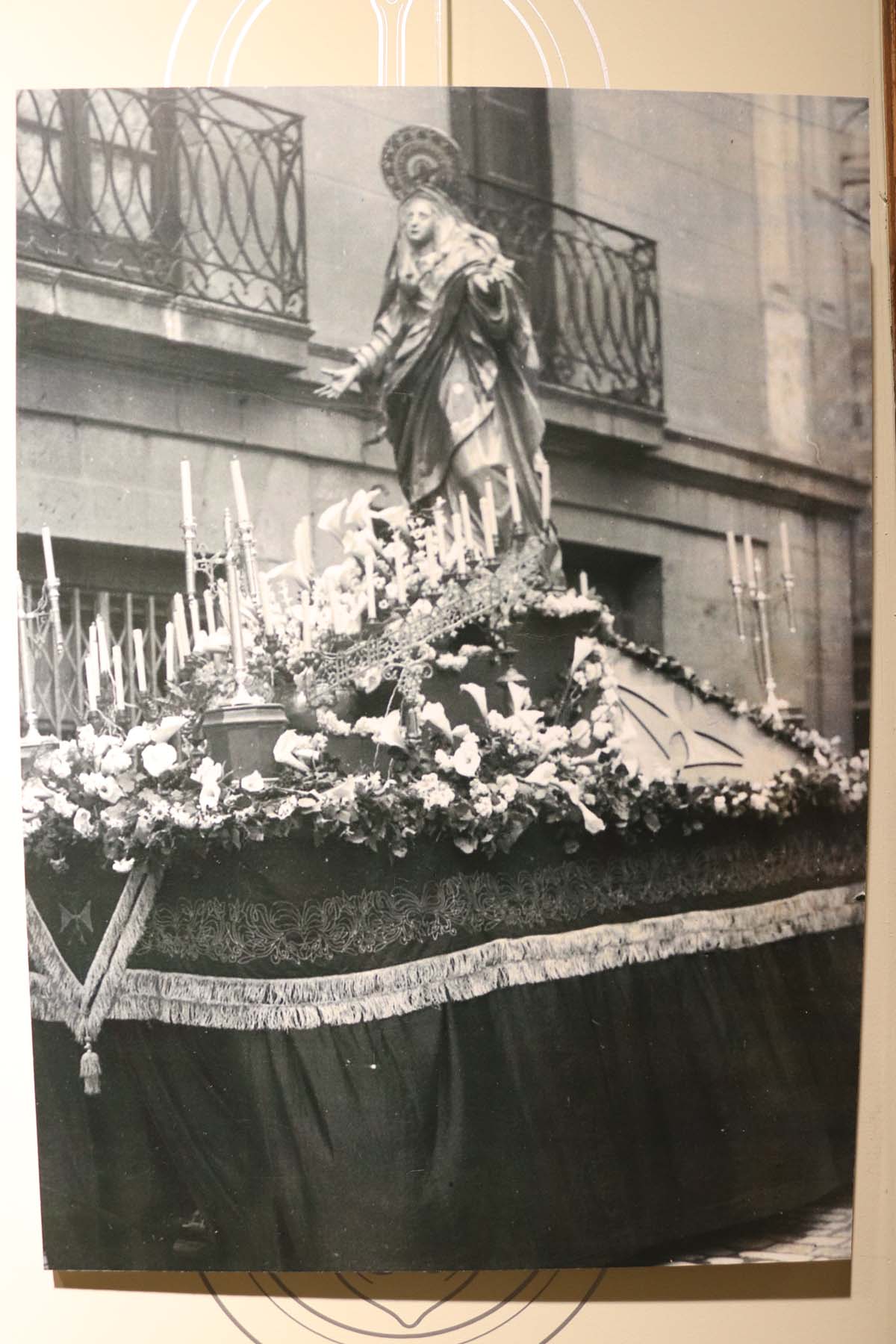 La Sala del Consulado del Mar acoge hasta el 24 de marzo una exposición conmemorativa del 75 aniversario de la refundación de las tres cofradías pasionistas de la ciudad de Burgos, la Hermandad de Nuestra Señora de la Soledad y Santiago, la Real Hermandad de la Sangre del Cristo de Burgos y Nuestra Señora de los Dolores y la Ilustre Archicofradía del Santísimo Sacramento y Jesús con la Cruz a Cuestas,