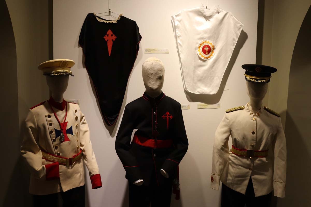 La Sala del Consulado del Mar acoge hasta el 24 de marzo una exposición conmemorativa del 75 aniversario de la refundación de las tres cofradías pasionistas de la ciudad de Burgos, la Hermandad de Nuestra Señora de la Soledad y Santiago, la Real Hermandad de la Sangre del Cristo de Burgos y Nuestra Señora de los Dolores y la Ilustre Archicofradía del Santísimo Sacramento y Jesús con la Cruz a Cuestas,