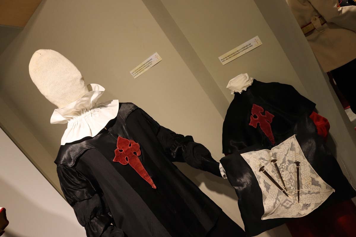 La Sala del Consulado del Mar acoge hasta el 24 de marzo una exposición conmemorativa del 75 aniversario de la refundación de las tres cofradías pasionistas de la ciudad de Burgos, la Hermandad de Nuestra Señora de la Soledad y Santiago, la Real Hermandad de la Sangre del Cristo de Burgos y Nuestra Señora de los Dolores y la Ilustre Archicofradía del Santísimo Sacramento y Jesús con la Cruz a Cuestas,