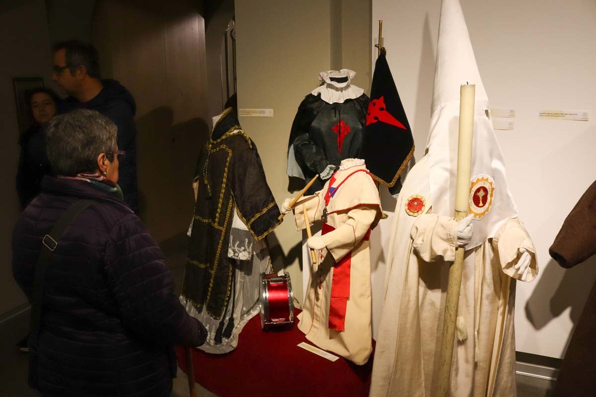 La Sala del Consulado del Mar acoge hasta el 24 de marzo una exposición conmemorativa del 75 aniversario de la refundación de las tres cofradías pasionistas de la ciudad de Burgos, la Hermandad de Nuestra Señora de la Soledad y Santiago, la Real Hermandad de la Sangre del Cristo de Burgos y Nuestra Señora de los Dolores y la Ilustre Archicofradía del Santísimo Sacramento y Jesús con la Cruz a Cuestas,