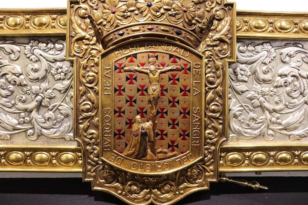 La Sala del Consulado del Mar acoge hasta el 24 de marzo una exposición conmemorativa del 75 aniversario de la refundación de las tres cofradías pasionistas de la ciudad de Burgos, la Hermandad de Nuestra Señora de la Soledad y Santiago, la Real Hermandad de la Sangre del Cristo de Burgos y Nuestra Señora de los Dolores y la Ilustre Archicofradía del Santísimo Sacramento y Jesús con la Cruz a Cuestas,