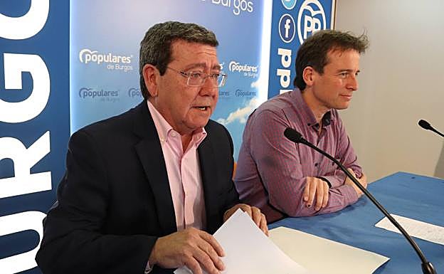 El presidente del PP de Burgos, César Rico, acompañado del secretario provincial, Borja Suárez. 