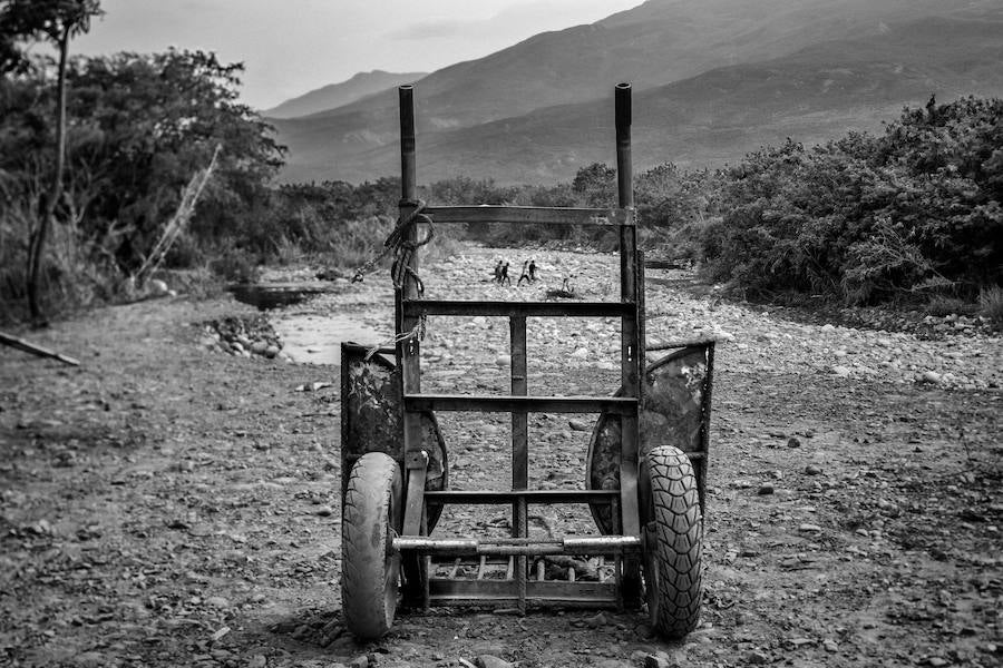 Cúcuta, Norte de Santander, Colombia: Un grupo de emigrantes venezolanos cruzan ilegalmente por una trocha la frontera entre Venezuela y Colombia huyendo de la grave crisis que vive Venezuela el 20 de Febrero del 2019. 