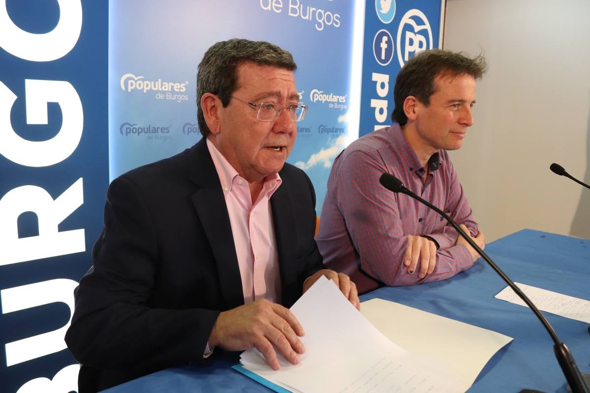 César Rico (i), actual presidente de la Diputación de Burgos y presidente provincial del partido, junto a Borja Suárez, portavoz del PP en la Diputación y principal nombre que suena como candidato a presidente de la Diputación después de Rico. 