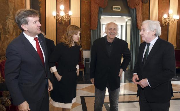 La directora de políticas Culturales de la Junta de Castilla y León, Mar Sancho, charla con el músico, Amancio Prada (2D), el alcalde de Burgos, Javier Lacalle (I), y el vicepresidente de la Fundación VIII Centenario de la Catedral. Burgos 2021, Antonio Méndez Pozo (D). 