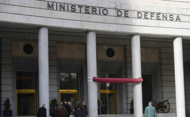 Imagen de archivo de la entrada principal a la sede de Ministerio de Defensa, en el paseo de La Castellana, en Madrid