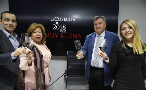 Miguel Sanz, Sonia Prince de Galimberti, Enrique Pascual y Miretxell Falgueras brindan tras darse a conocer la calificación de la añada de Ribera 2018. 
