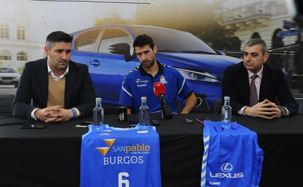 Bruno Fitipaldo, en el centro, junto a Albano Martínez, (I) y Enrique Barrio (d). 