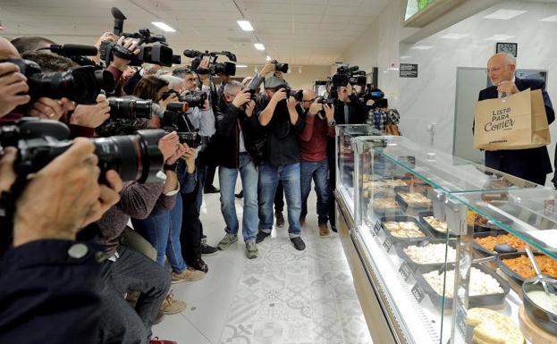 El presidente de Mercadona, Juan Roig, posa en la nueva sección de 'Listo para comer'.