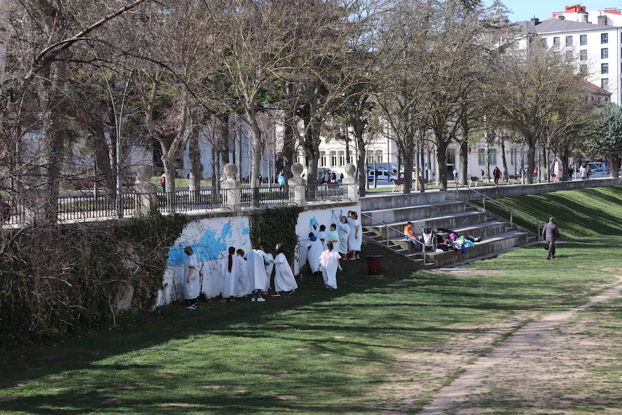 Fotos: Alumnos del colegio Río Arlanzón comienzan a pintar un mural en el río con la Niña Vero