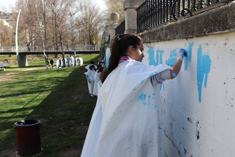 Fotos: Alumnos del colegio Río Arlanzón comienzan a pintar un mural en el río con la Niña Vero