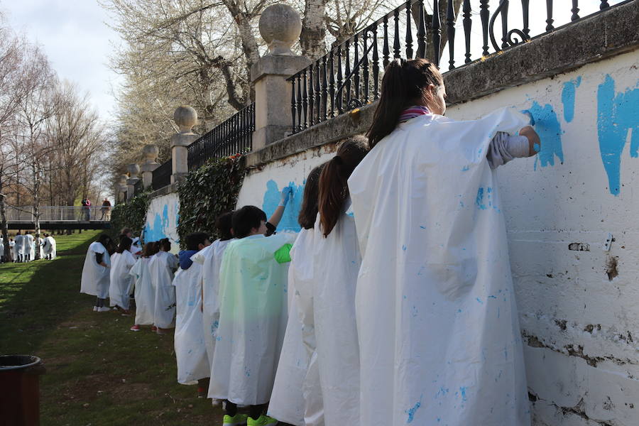 Fotos: Alumnos del colegio Río Arlanzón comienzan a pintar un mural en el río con la Niña Vero