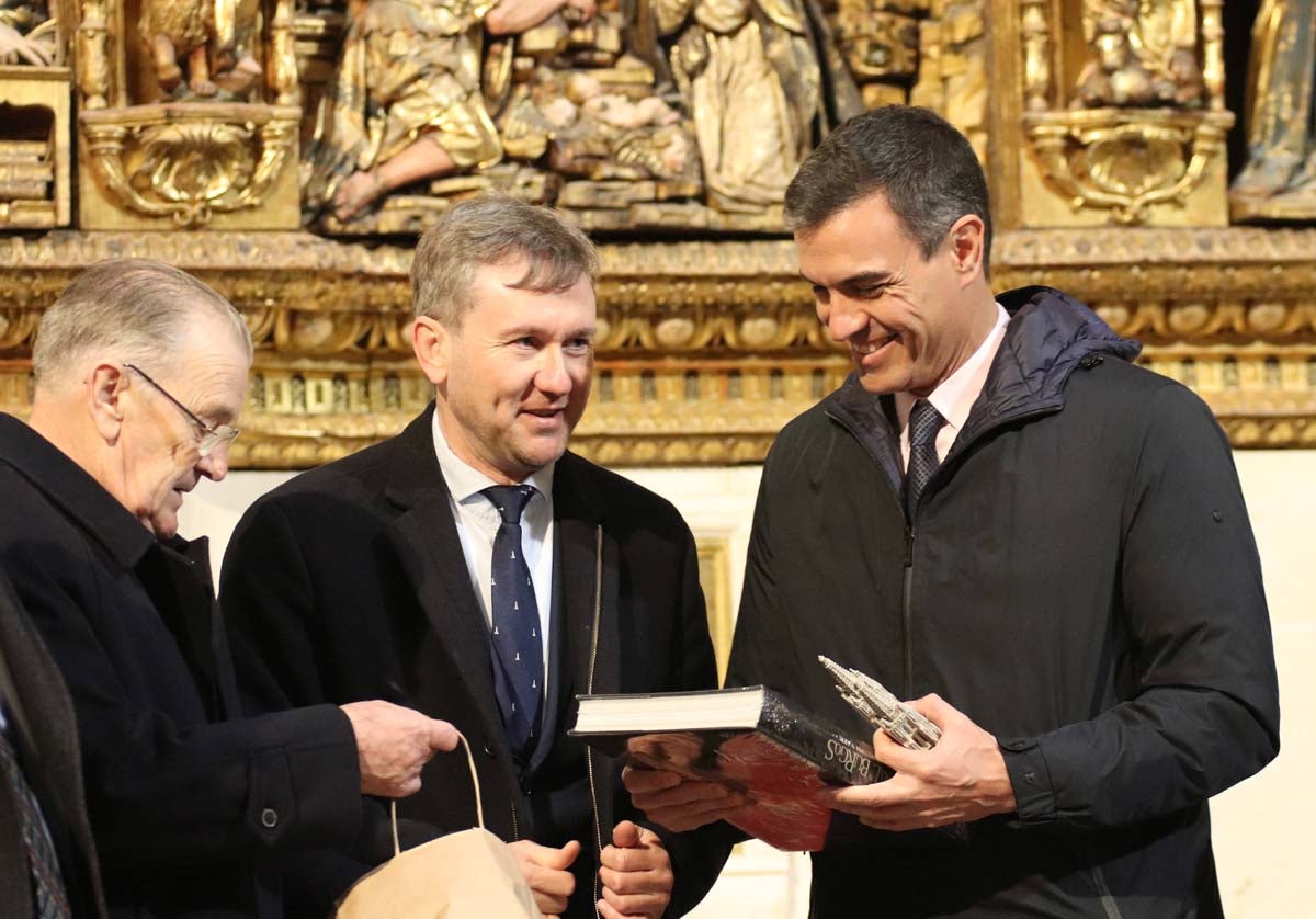 El presidente del Gobierno, Pedro Sánchez, ha culminado su viaje a Burgos con una visita a la Catedral.