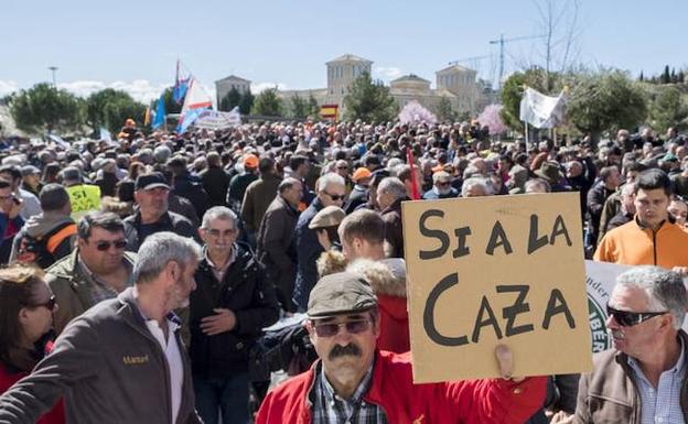 Los cazadores protesta frente a la sede las Cortes. 