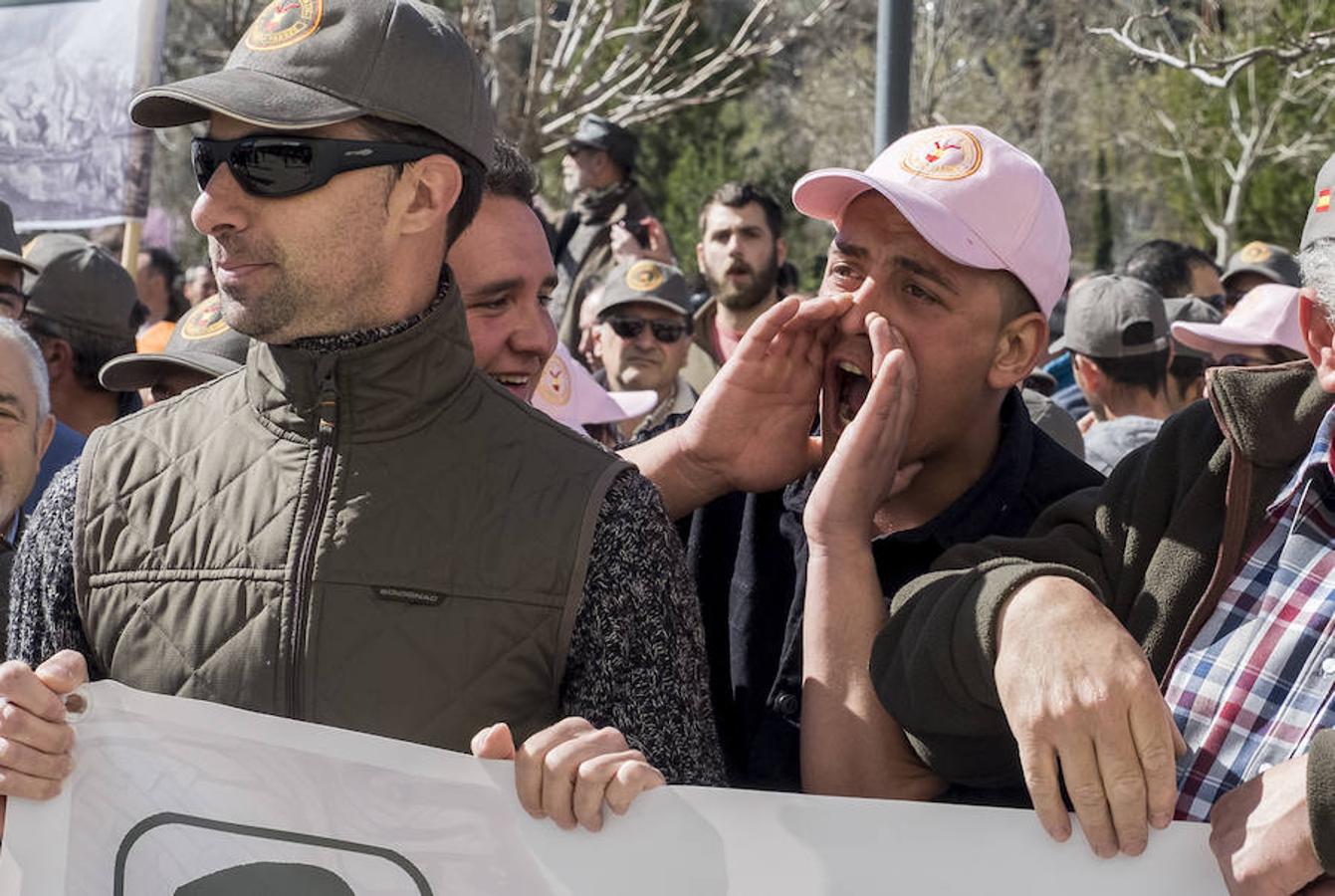 Asociaciones de cazadores y agricultores de de Castilla y León han protestado este miércoles frente a la sede de las Cortes de la comunidad autónoma contra la decisión del TSJ de anular la ley y la orden que regula la actividad cinegética en la región.