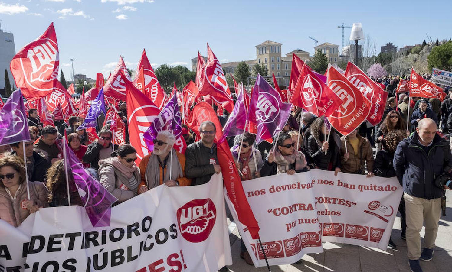 Asociaciones de cazadores y agricultores de de Castilla y León han protestado este miércoles frente a la sede de las Cortes de la comunidad autónoma contra la decisión del TSJ de anular la ley y la orden que regula la actividad cinegética en la región.