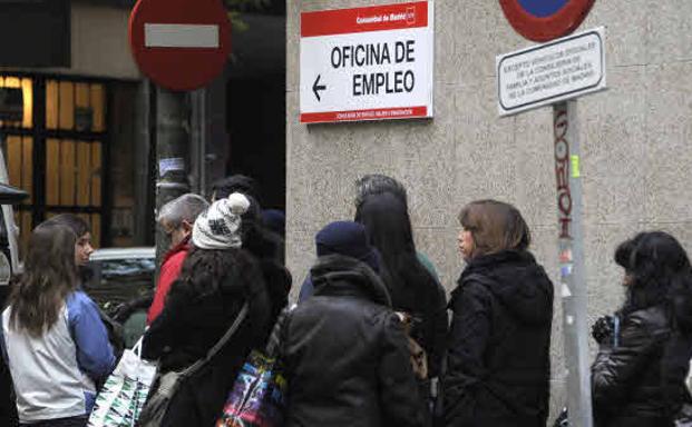 Colas en una oficina de empleo de Madrid.